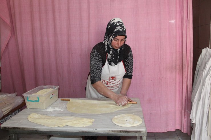 Erzincan'da 'tok tutan' tandır ketesi, sahur sofralarının vazgeçilmezi