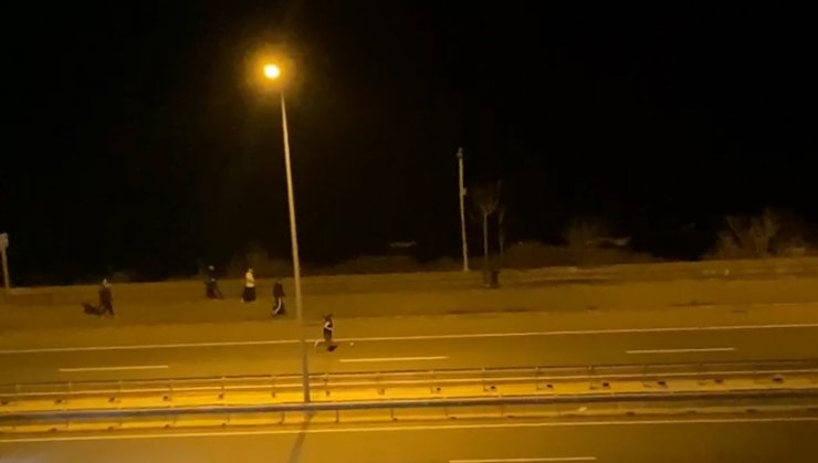 Gençlerin karayolundaki tehlikeli oyunu kamerada