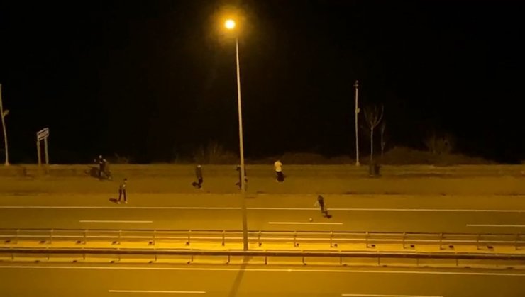 Gençlerin karayolundaki tehlikeli oyunu kamerada