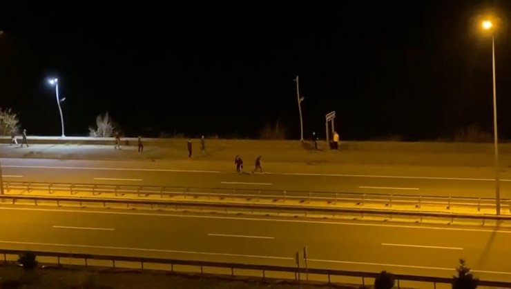 Gençlerin karayolundaki tehlikeli oyunu kamerada