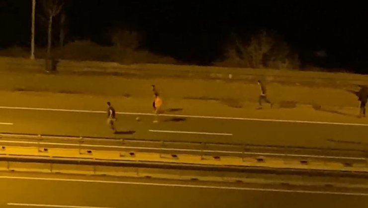 Gençlerin karayolundaki tehlikeli oyunu kamerada