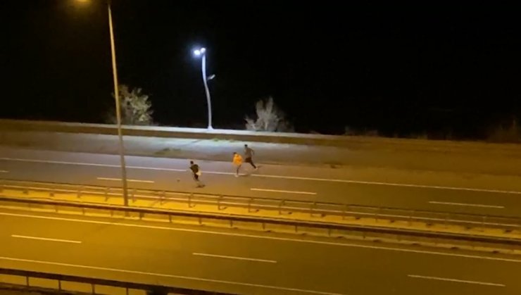 Gençlerin karayolundaki tehlikeli oyunu kamerada