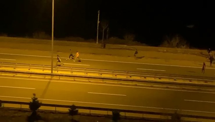 Gençlerin karayolundaki tehlikeli oyunu kamerada