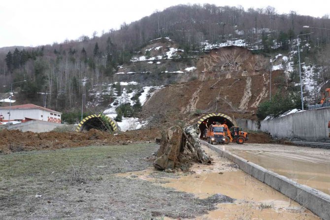 Heyelan sebebiyle kapanan Bolu Dağı Tüneli’nde çalışmalar sürüyor