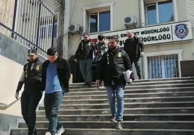 Hırsızların otomobillerinde yakalandıkları operasyon kamerada