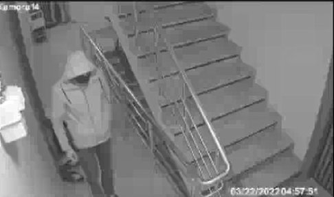 Hırsızların otomobillerinde yakalandıkları operasyon kamerada