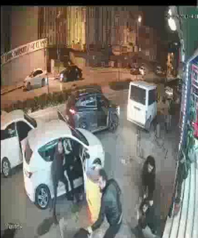 Hırsızların otomobillerinde yakalandıkları operasyon kamerada