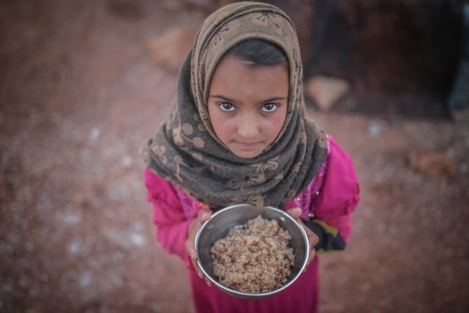 İdlib'deki kamplarda ramazan ayının ilk iftarı yapıldı