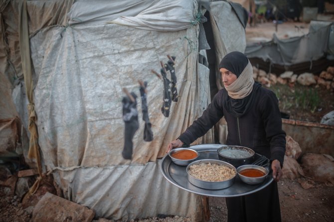 İdlib'deki kamplarda ramazan ayının ilk iftarı yapıldı