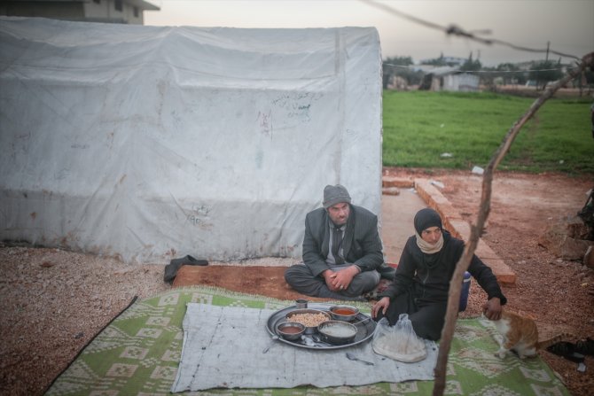 İdlib'deki kamplarda ramazan ayının ilk iftarı yapıldı
