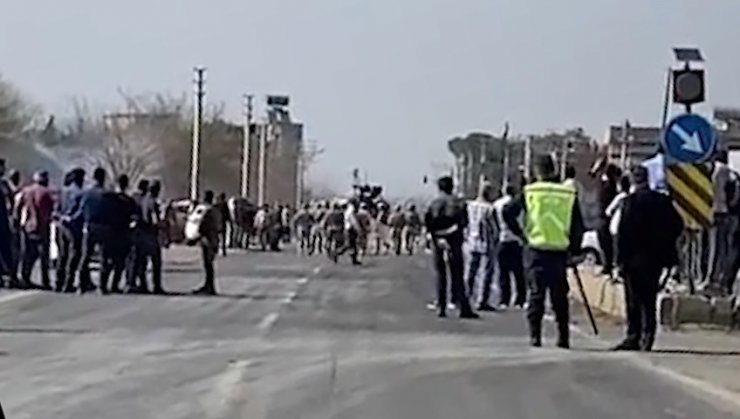 İki grup yol kapatıp kavga etti: 14 yaralı