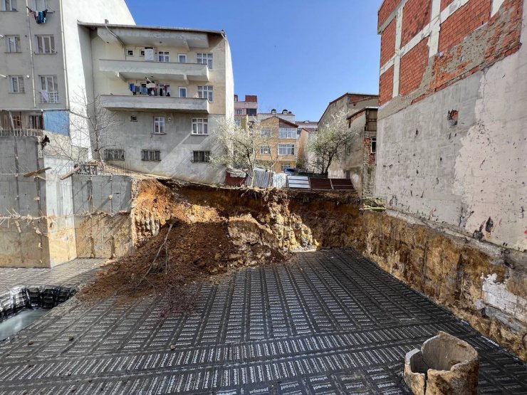İnşaatta toprak kayması; yanındaki bina boşaltıldı