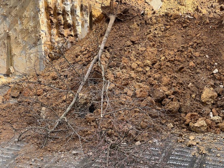 İnşaatta toprak kayması; yanındaki bina boşaltıldı