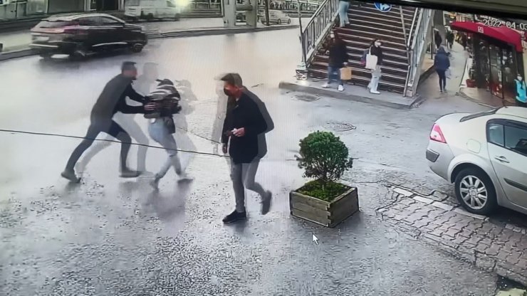 Kadını öldürüp aynı silahla intihar girişiminde bulundu