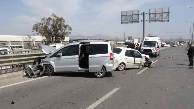 Kararsız sürücü karayolunu savaş alanına çevirdi: 2 yaralı