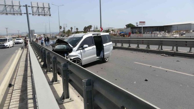 Kararsız sürücü karayolunu savaş alanına çevirdi: 2 yaralı