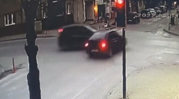 Kavşakta çarpışan otomobillerden biri iş yerine daldı; o anlar kamerada