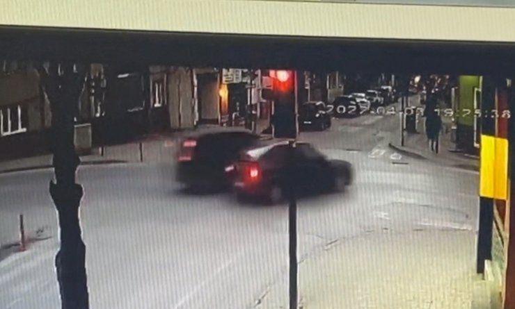 Kavşakta çarpışan otomobillerden biri iş yerine daldı; o anlar kamerada
