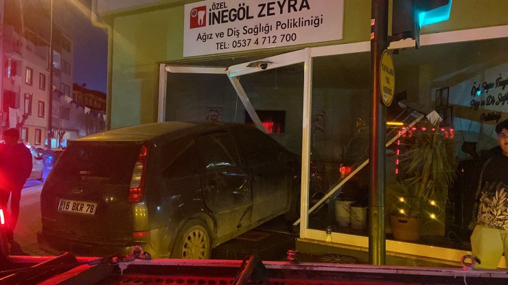 Kavşakta çarpışan otomobillerden biri iş yerine daldı; o anlar kamerada