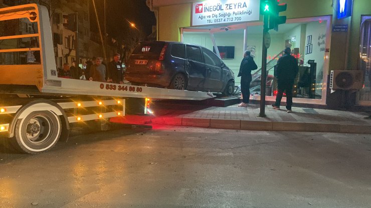 Kavşakta çarpışan otomobillerden biri iş yerine daldı; o anlar kamerada