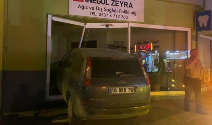 Kavşakta çarpışan otomobillerden biri iş yerine daldı; o anlar kamerada