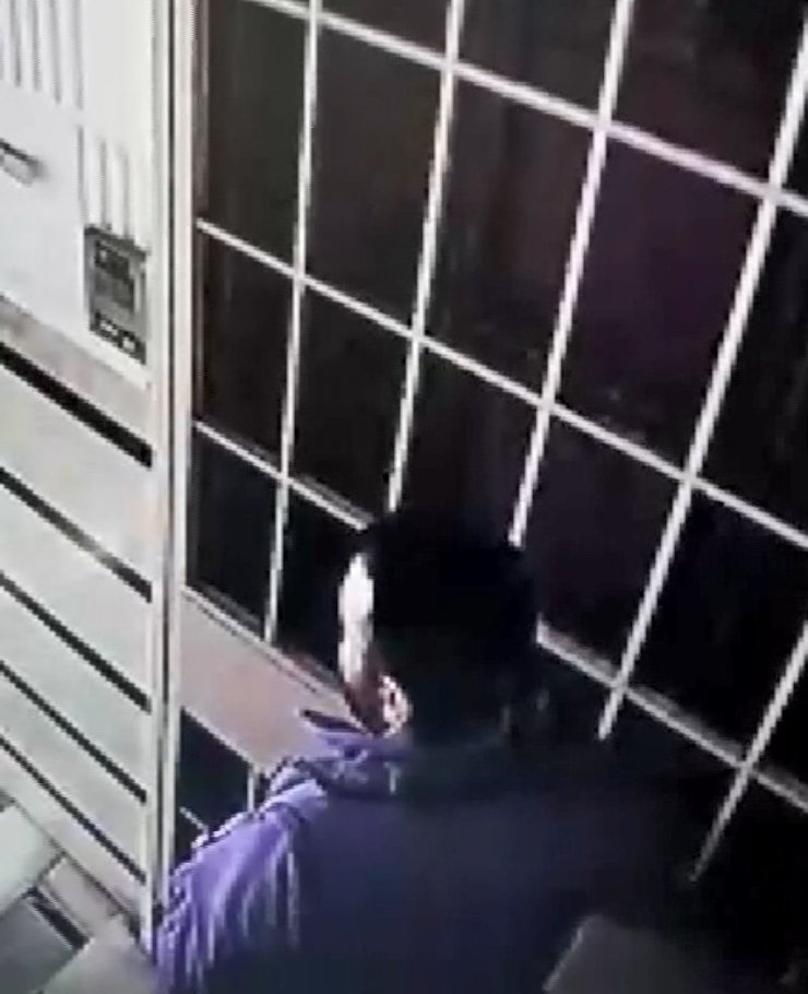 Kurye olarak geldiği binadan kapı topuzunu çaldı