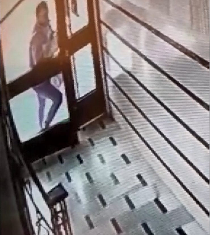 Kurye olarak geldiği binadan kapı topuzunu çaldı