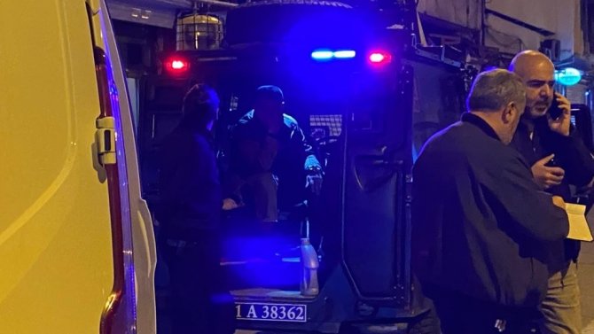 Oğlunu bıçaklandığını görünce kurşun yağdırdı: 3 yaralı