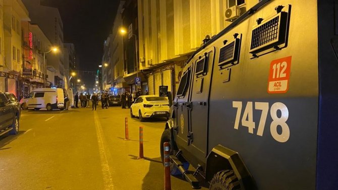 Oğlunu bıçaklandığını görünce kurşun yağdırdı: 3 yaralı