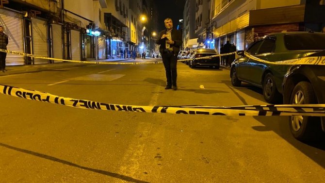 Oğlunu bıçaklandığını görünce kurşun yağdırdı: 3 yaralı