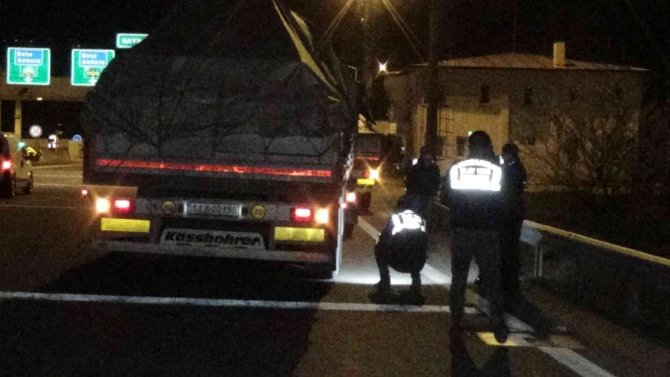 Oğlunun kullandığı tırın altında kalarak can verdi