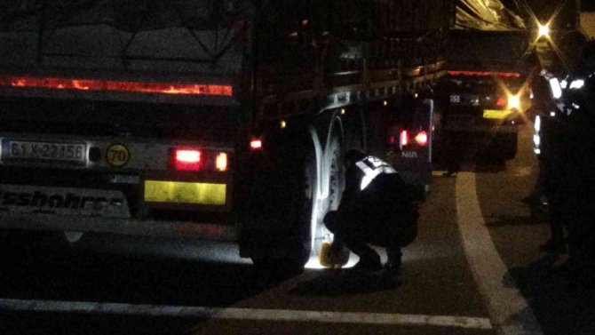 Oğlunun kullandığı tırın altında kalarak can verdi