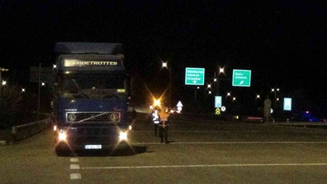 Oğlunun kullandığı tırın altında kalarak can verdi