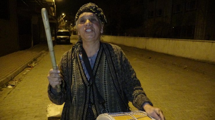 Sahura 'Davulcu Teyze' ile uyanıyorlar