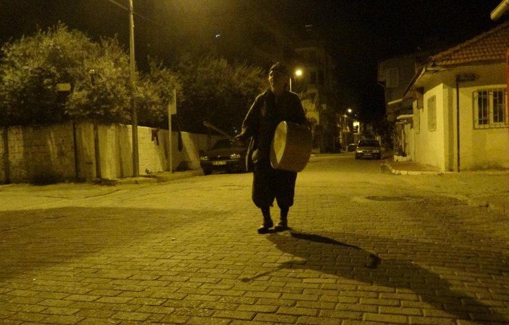 Sahura 'Davulcu Teyze' ile uyanıyorlar