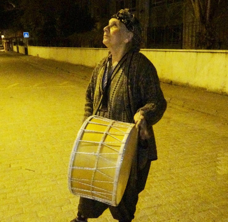 Sahura 'Davulcu Teyze' ile uyanıyorlar