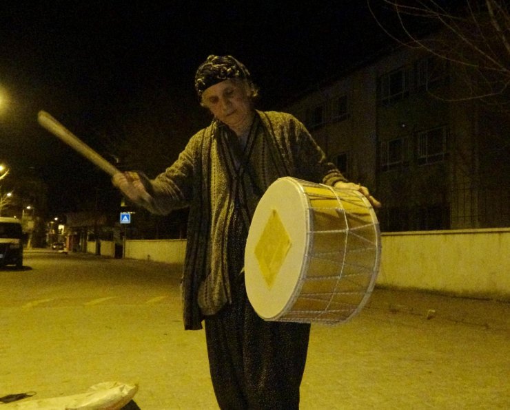 Sahura 'Davulcu Teyze' ile uyanıyorlar