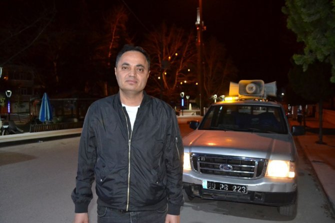 Sahura ilahiler ile kalkıyorlar