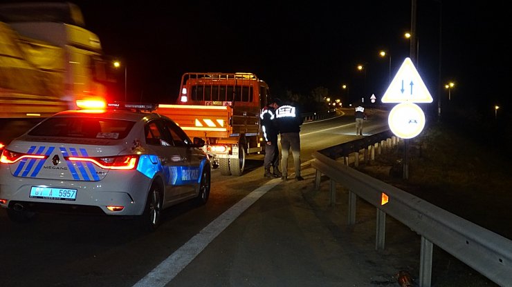 TEM otoyolunda geri manevra yapan sürücü, yardımcı olan babasını ezdi