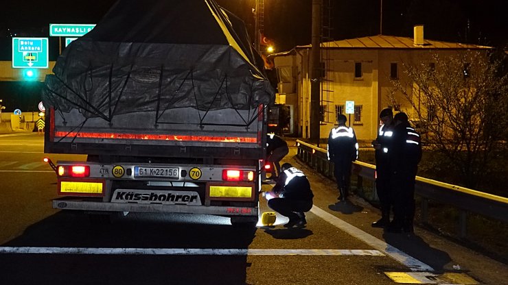 TEM otoyolunda geri manevra yapan sürücü, yardımcı olan babasını ezdi