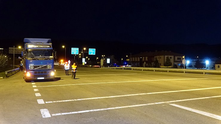 TEM otoyolunda geri manevra yapan sürücü, yardımcı olan babasını ezdi