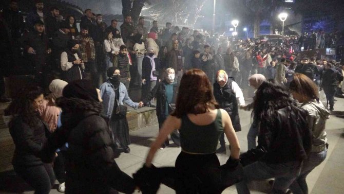 Trabzonsporlu taraftarlar Beşiktaş maçı beraberliğini kutladı