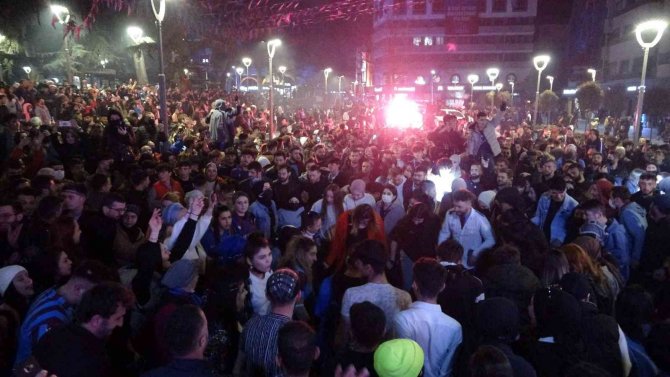 Trabzonsporlu taraftarlar Beşiktaş maçı beraberliğini kutladı