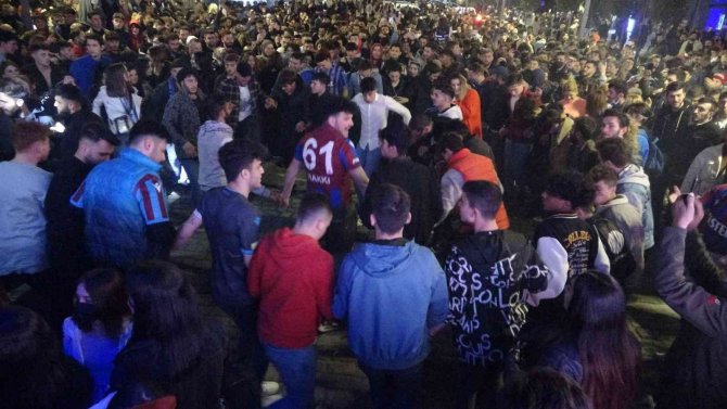 Trabzonsporlu taraftarlar Beşiktaş maçı beraberliğini kutladı