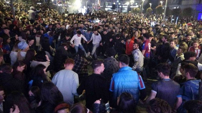 Trabzonsporlu taraftarlar Beşiktaş maçı beraberliğini kutladı