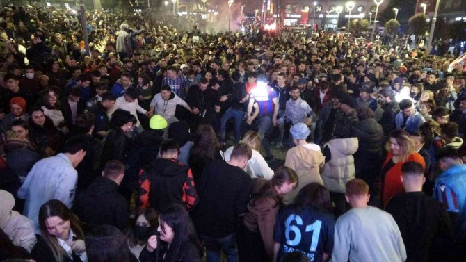 Trabzonsporlu taraftarlar Beşiktaş maçı beraberliğini kutladı