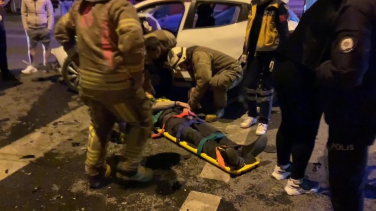 Ümraniye'de dörtyol ağzında kaza:1 yaralı  