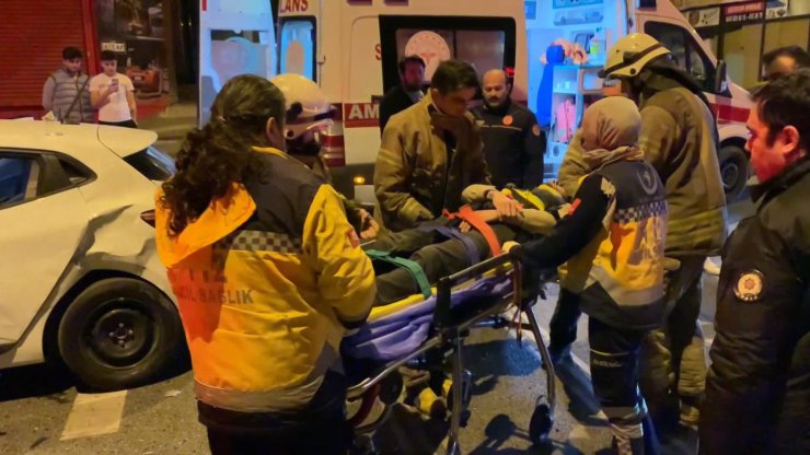 Ümraniye'de dörtyol ağzında kaza:1 yaralı  