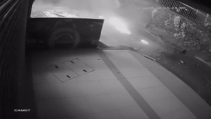 4 katlı kapalı otoparktaki patlama kamerada