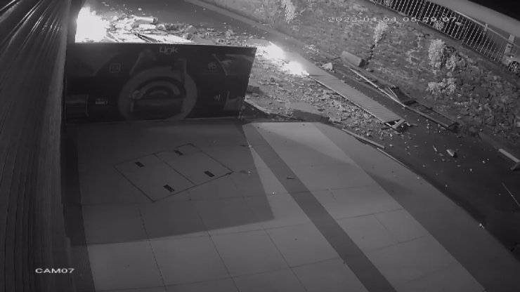 4 katlı kapalı otoparktaki patlama kamerada